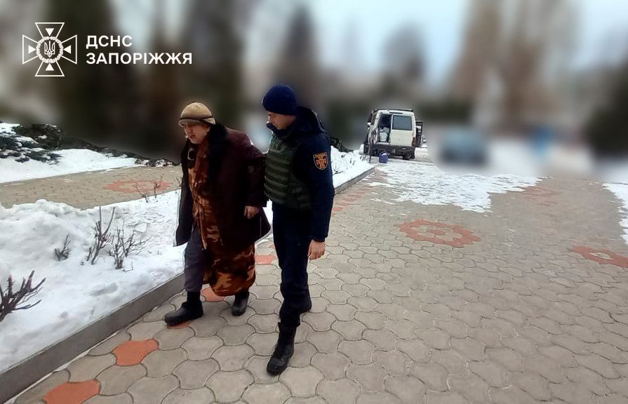Обстріли позбавили подружжя другого прихистку: надзвичайники евакуювали літню пару з Преображенської громади (ФОТО)