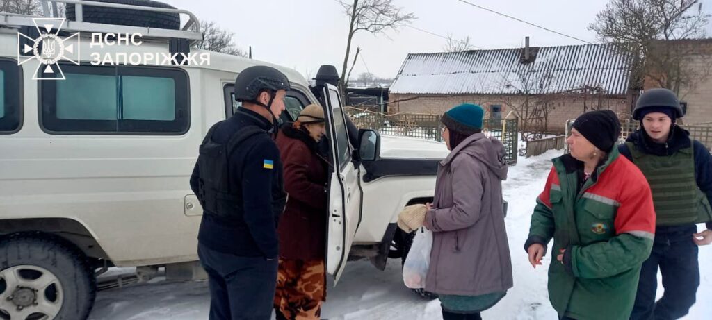 Обстріли позбавили подружжя другого прихистку: надзвичайники евакуювали літню пару з Преображенської громади (ФОТО)