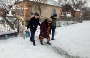 Обстріли позбавили подружжя другого прихистку: надзвичайники евакуювали літню пару з Преображенської громади, - ФОТО