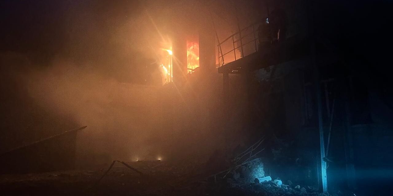 Из-за российских ударов в Запорожской области полыхали учебное заведение и сооружения с дровами, — ФОТО