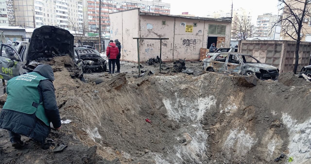 Воронка та забруднена територія: наслідки ранкового удару по Космічному району Запоріжжя, — ФОТО