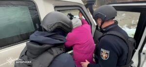 Обстрелов стало больше: из прифронтовой Преображенской громады эвакуировали пожилую женщину, — ФОТО