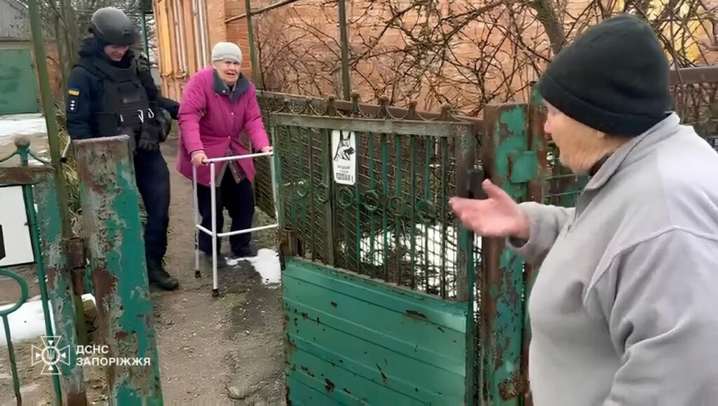 Обстрілів стало більше: з прифронтової Преображенської громади евакуювали літню жінку (ФОТО)