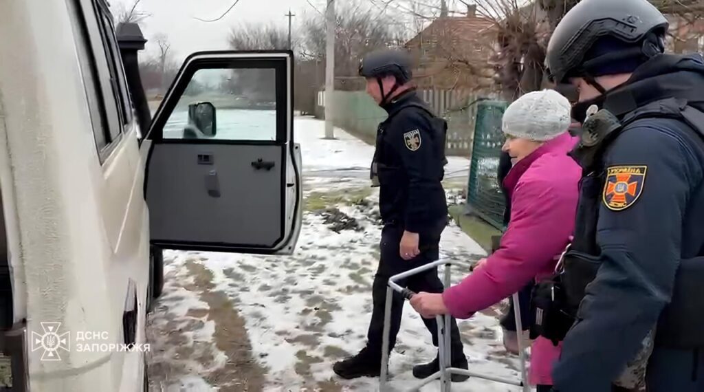 Обстрілів стало більше: з прифронтової Преображенської громади евакуювали літню жінку (ФОТО)
