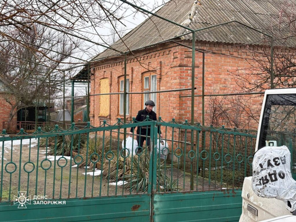 Обстрілів стало більше: з прифронтової Преображенської громади евакуювали літню жінку (ФОТО)