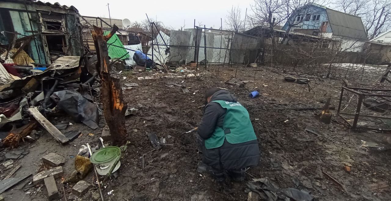 Воронка та забруднена територія: екологи показали наслідки російських обстрілів у двох районах Запоріжжя, — ФОТО