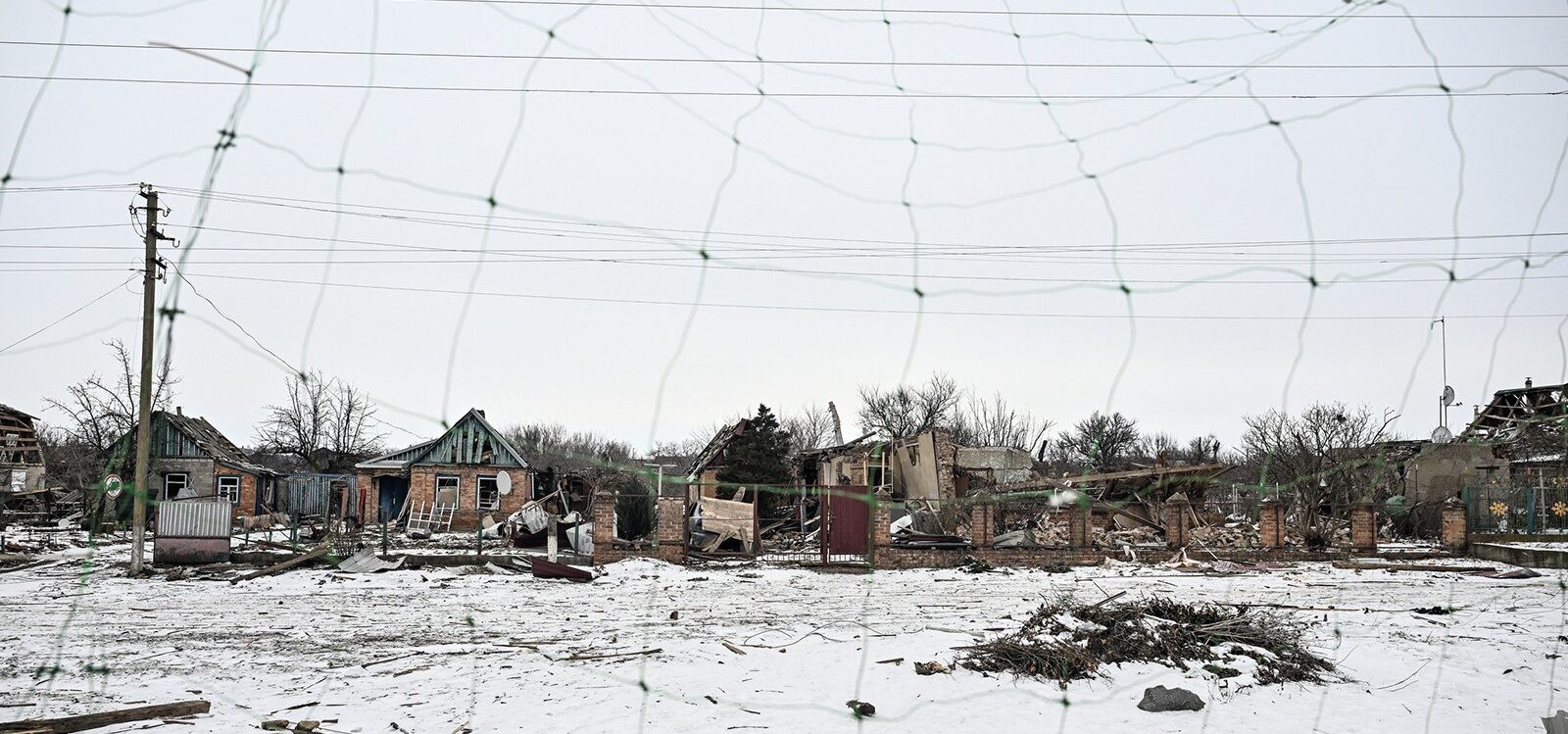 Ворог вдарив по Запорізькій області понад тисячу разів за добу, троє поранених: наслідки російських обстрілів 30 січня, — ФОТО