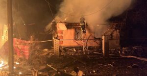 Палали будинки, автівки та трактор: рятувальники показали наслідки вчорашніх російських обстрілів Запорізької області, — ФОТО