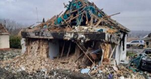 Російські війська скинули КАБи на селище під Запоріжжям: поранено людину, зруйновані будинки