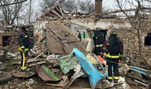 Російські війська скинули КАБи на селище під Запоріжжям: поранено людину, зруйновані будинки, — ФОТО