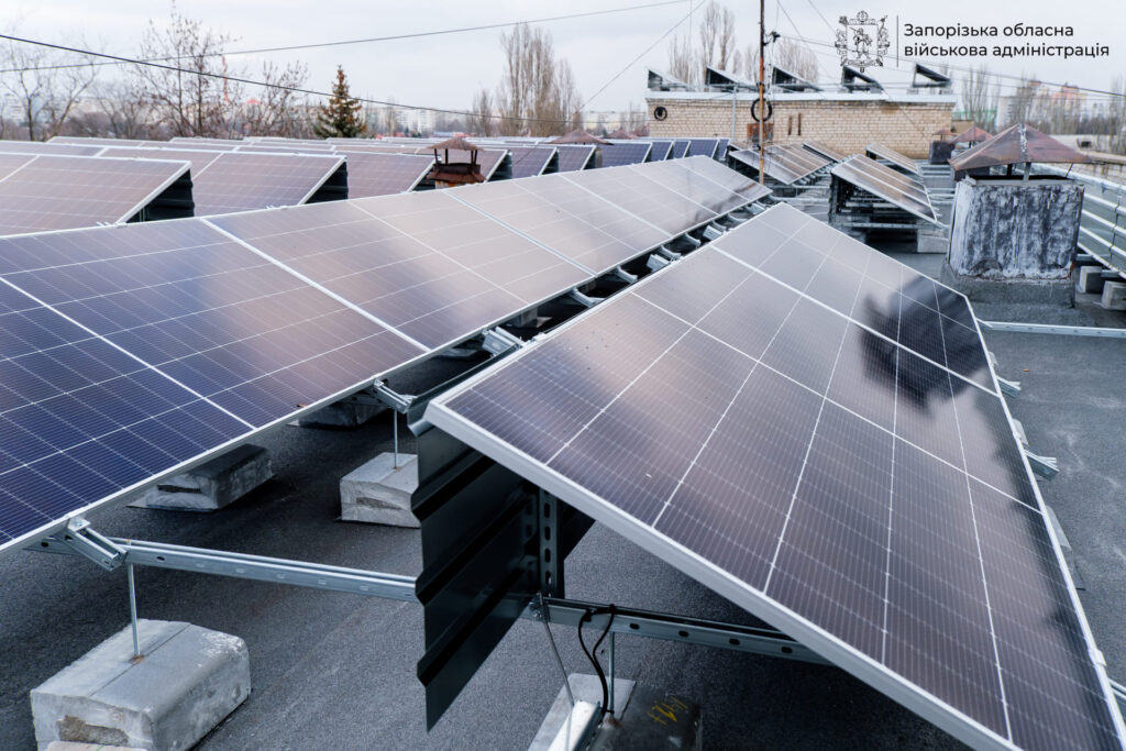 Світло під час знеструмлень: у запорізькій лікарні встановлюють нову сонячну станцію (ФОТО, ВІДЕО)