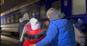 З прифронтового селища на Запоріжжі евакуювали десять родин з дітьми: їх зустріли на Закарпатті, — ВІДЕО