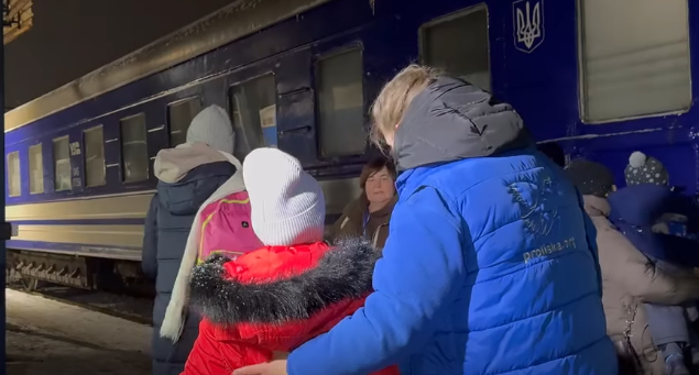 З прифронтового селища на Запоріжжі евакуювали десять родин з дітьми: їх зустріли на Закарпатті, — ВІДЕО