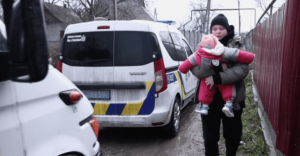 Використовували броньовані капсули та авто з РЕБами: з прифронтового Кушугума евакуювали 14 дітей, — ВІДЕО