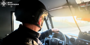 Приймали рішення під звуки обстрілів: з прифронтового населеного пункту Запорізької області евакуювали ще одну родину, — ВІДЕО