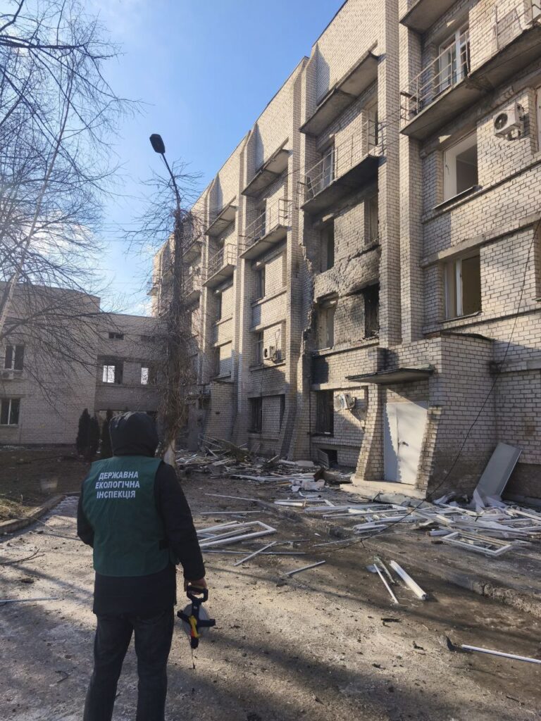 В екоінспекції озвучили наслідки російського удару по Шевченківському району Запоріжжя 1 лютого