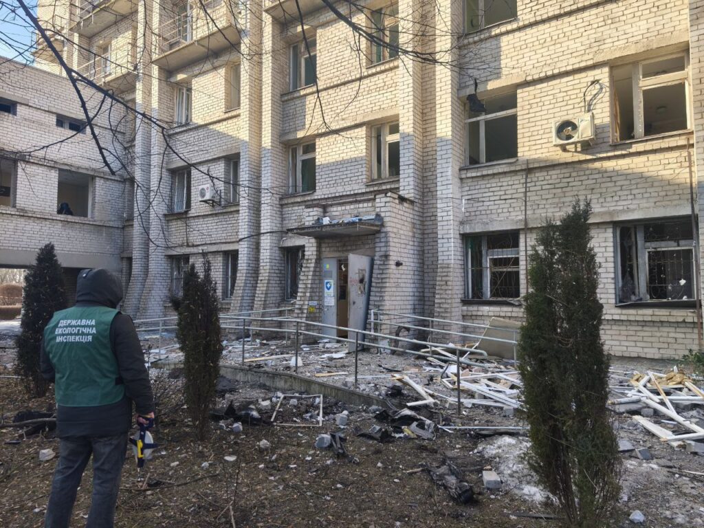 В екоінспекції озвучили наслідки російського удару по Шевченківському району Запоріжжя 1 лютого
