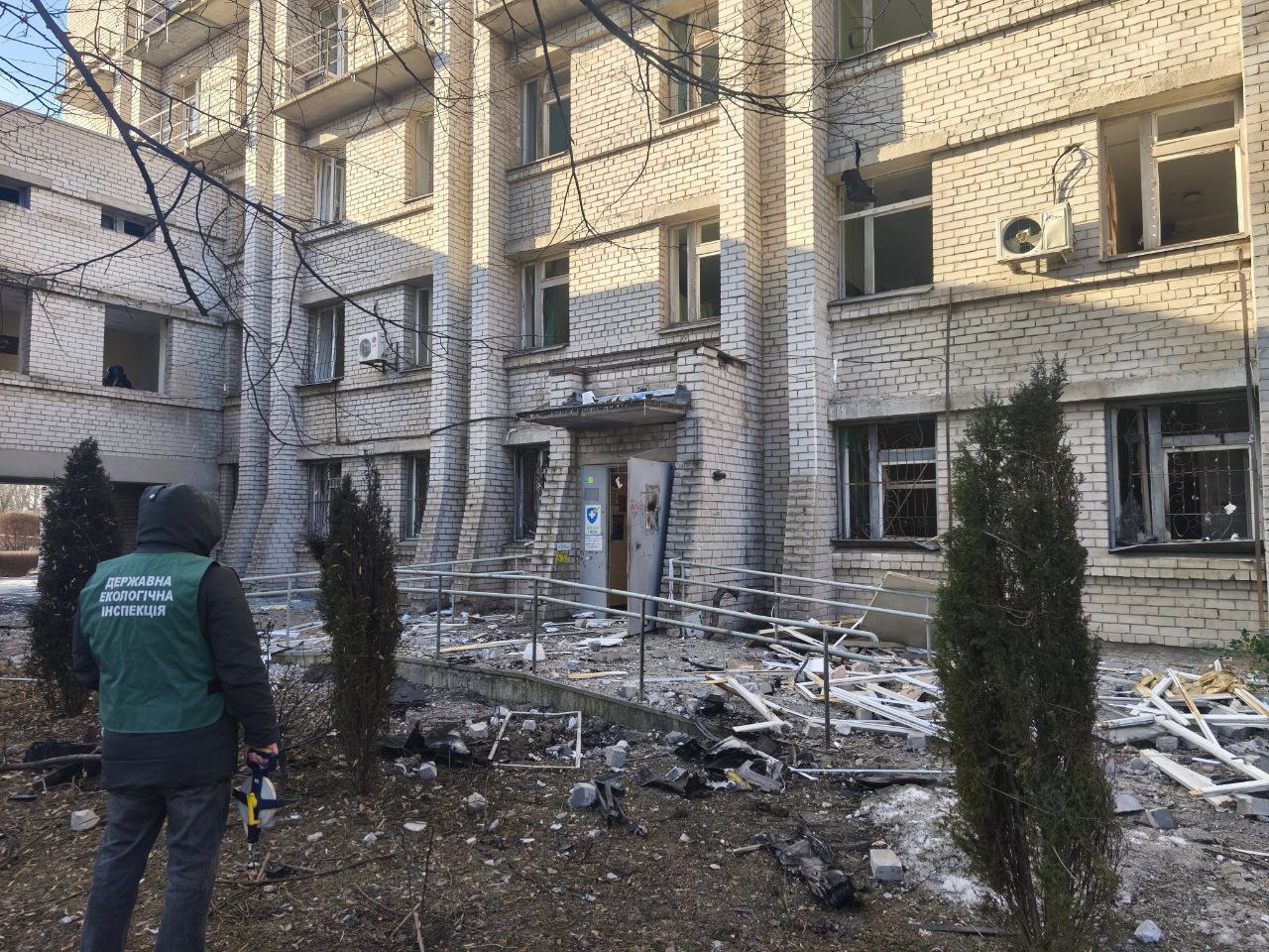 В екоінспекції озвучили наслідки російського удару по Шевченківському району Запоріжжя 1 лютого