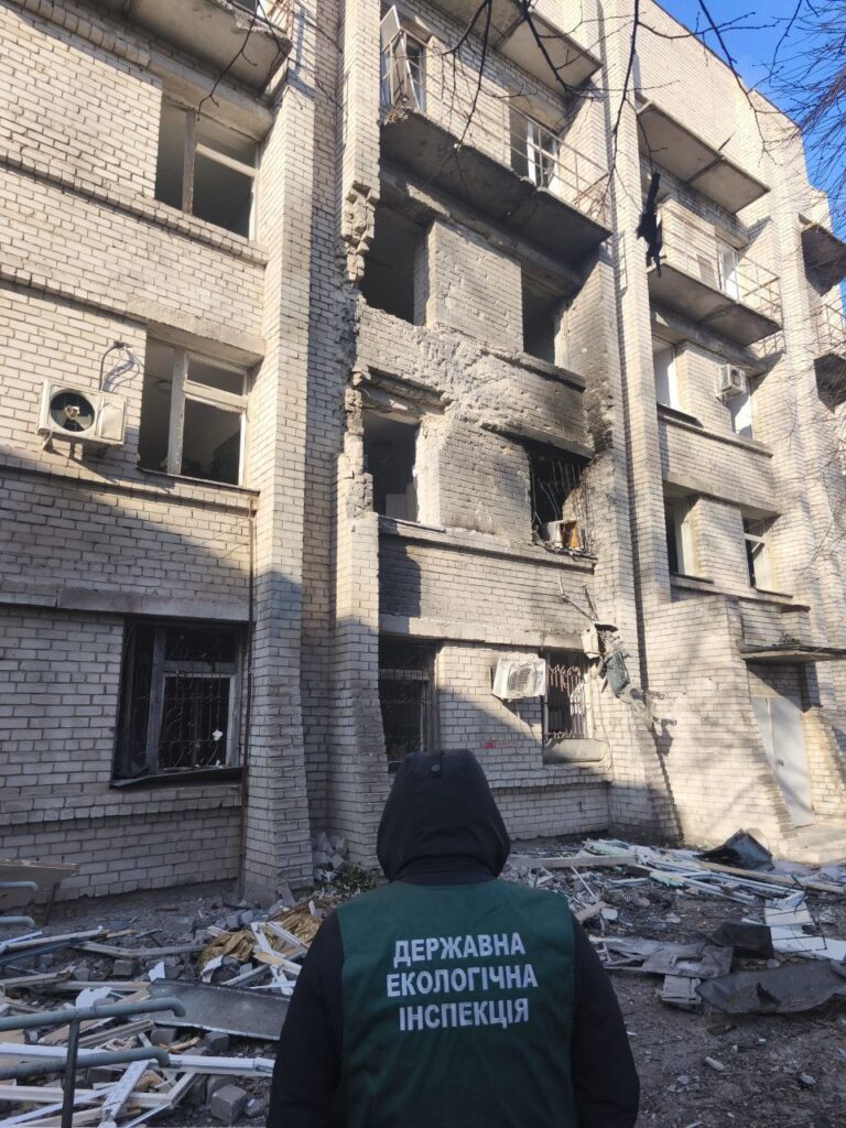 В екоінспекції озвучили наслідки російського удару по Шевченківському району Запоріжжя 1 лютого