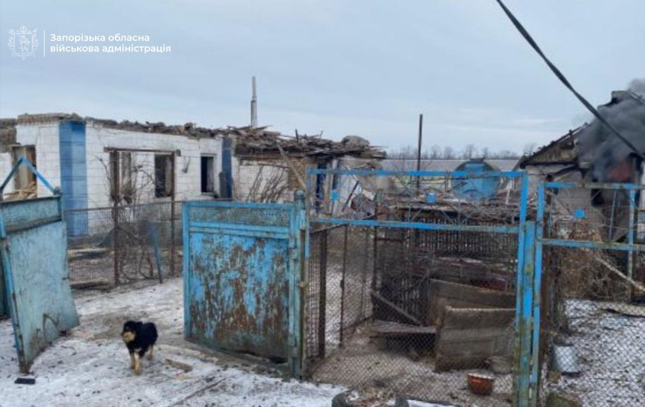 Одна людина загинула, друга - поранена: росіяни вдарили по селу Запорізького району