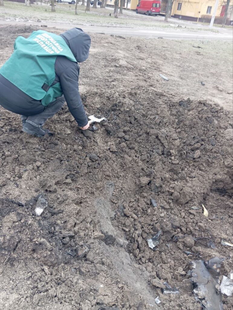 Воронка та сотні квадратних метрів забруднення: в екоінспекції назвали наслідки російського удару по приватному сектору в Запоріжжі