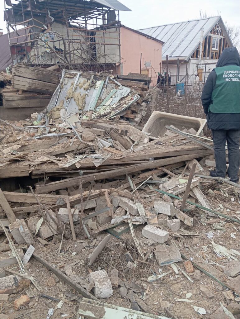 Воронка та сотні квадратних метрів забруднення: в екоінспекції назвали наслідки російського удару по приватному сектору в Запоріжжі