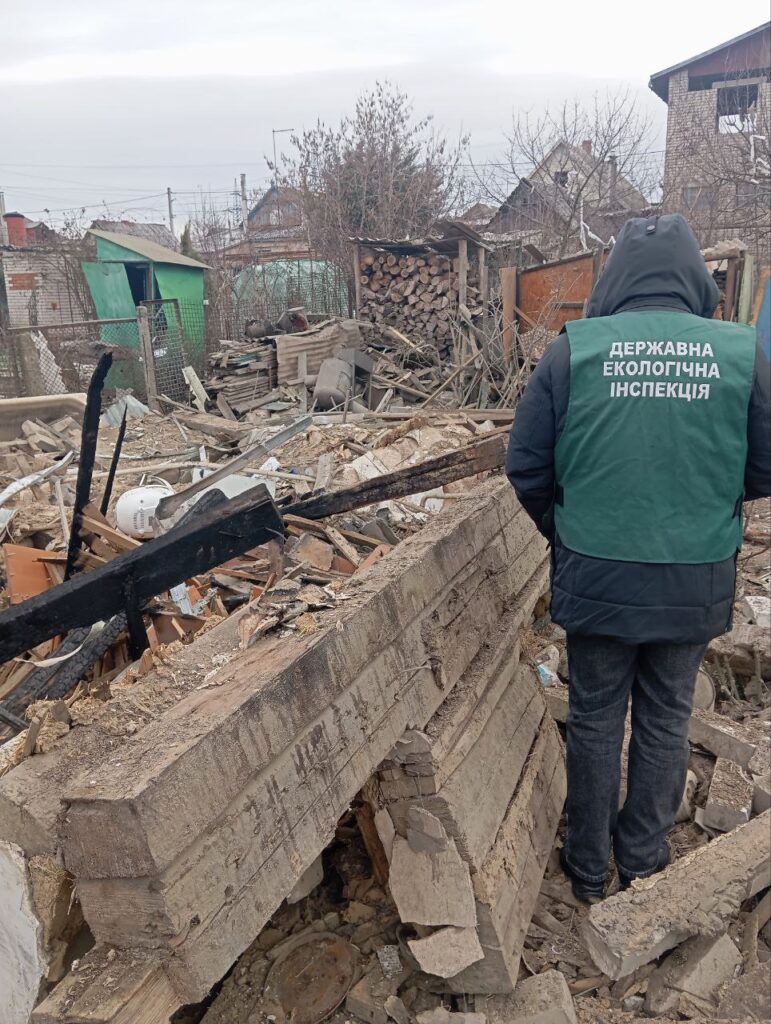 Воронка та сотні квадратних метрів забруднення: в екоінспекції назвали наслідки російського удару по приватному сектору в Запоріжжі