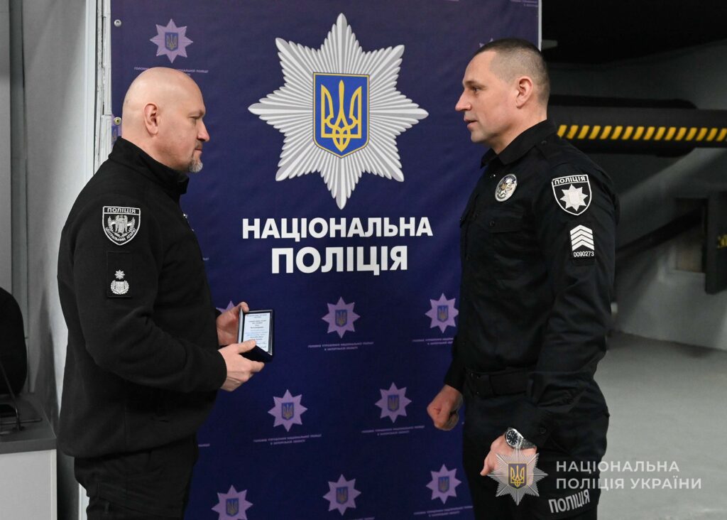 Патрульних з Оріхова, які затримали російського диверсанта, нагородили нагрудними знаками