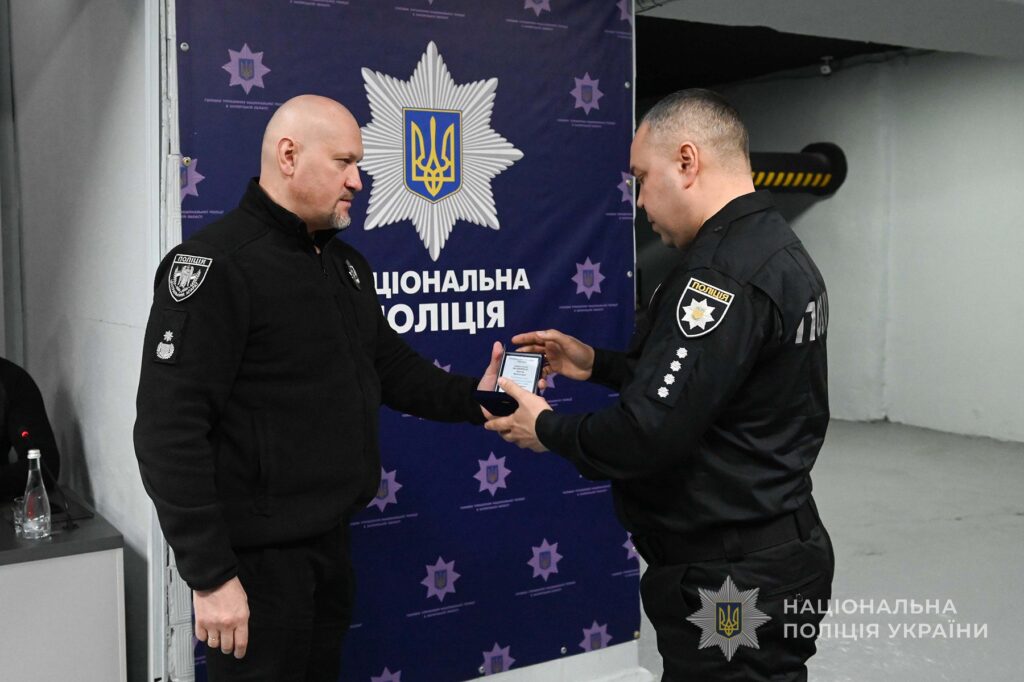 Патрульних з Оріхова, які затримали російського диверсанта, нагородили нагрудними знаками