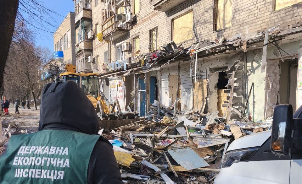 Після вчорашніх обстрілів екоінспектори зафіксували у двох районах Запоріжжя забруднення територій та воронку, — ФОТО