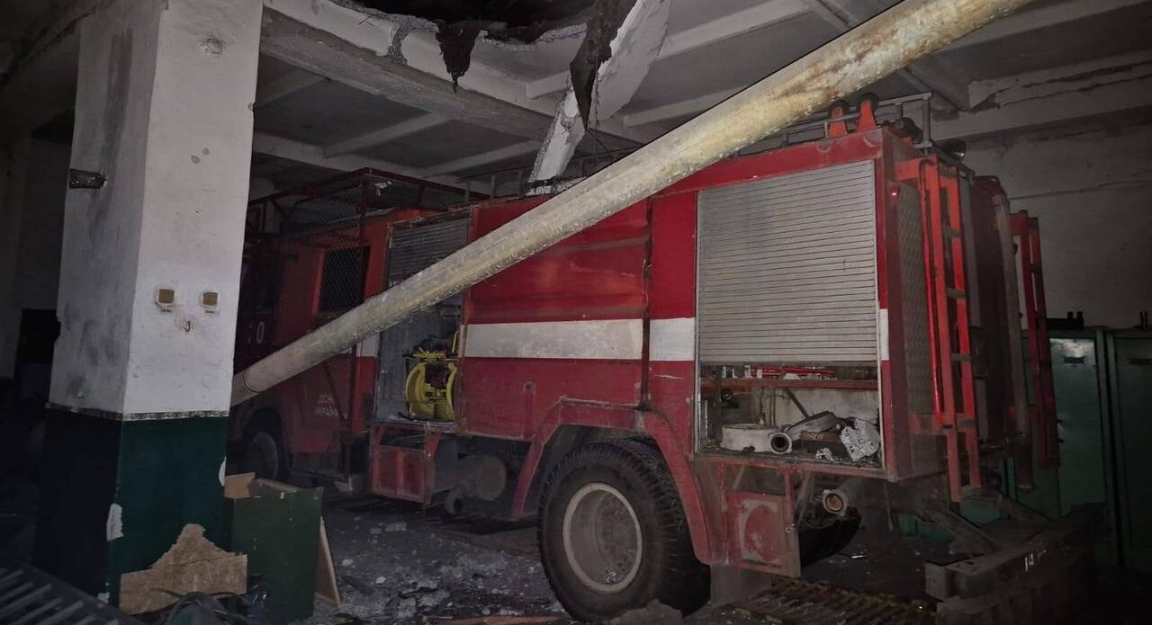 Війська РФ знову атакували рятувальників у Запорізькій області: пошкоджені будівля пожежної частини та техніка, — ФОТО