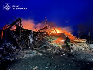 Палали будинки й гараж з авто: через ворожі обстріли в Запорізькому районі сталося сім пожеж, — ФОТО