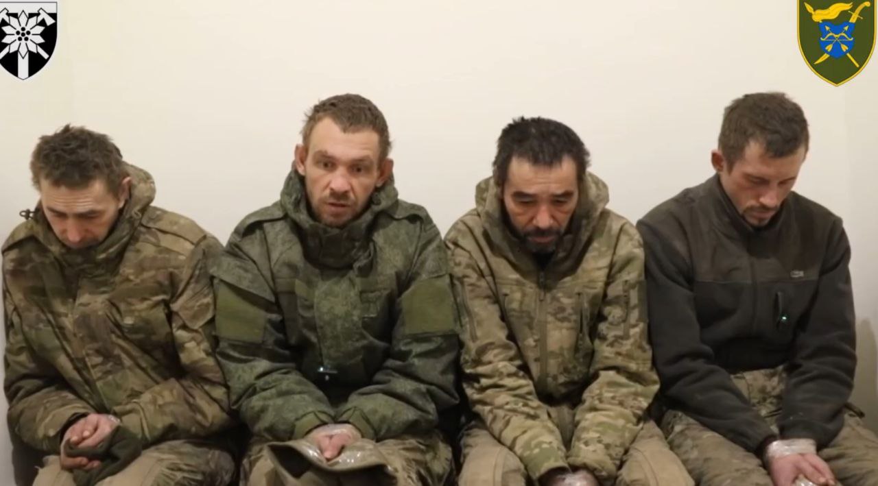 Поблизу Павлівки захисники взяли в полон чотирьох окупантів, які намагалися створити фейковий «переможний» контент, — ВІДЕО