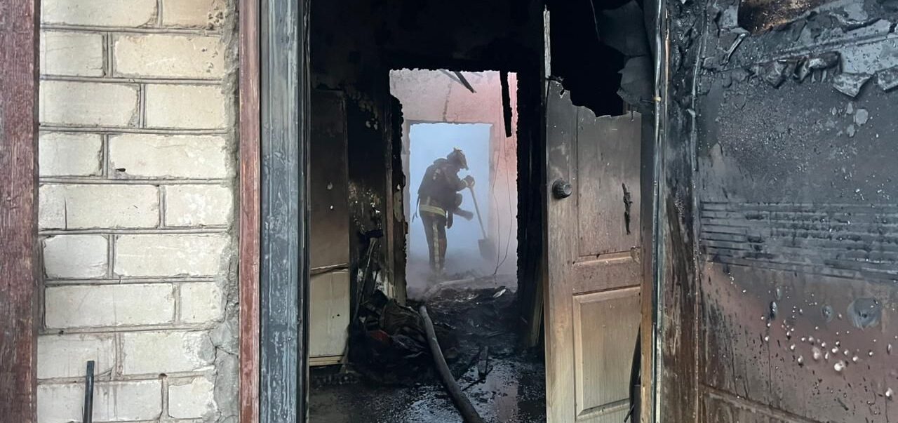 У Запорізькому районі російський дрон влучив у приватний будинок: сталася пожежа, — ФОТО