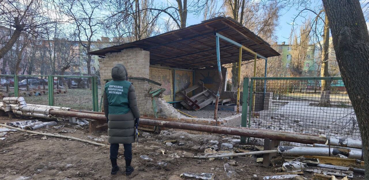 Загрязнение земли: экологи показали последствия российского удара по Космическому району Запорожья (ФОТО)