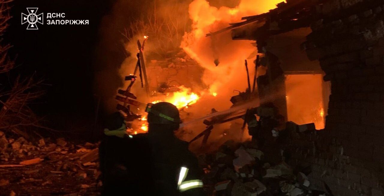 Пожары в домах, на складе и в автомобиле: спасатели показали последствия российских ударов по Запорожской области 13 февраля, — ФОТО