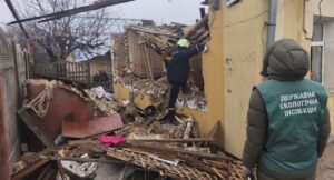 Сотні квадратних метрів засміченої території: екологічні наслідки нічного російського удару по Шевченківському району Запоріжжя (ФОТО)