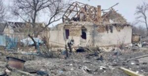 Російські війська вдарили КАБами по селу під Запоріжжям: поранені дві жінки, виникла пожежа, є пошкоджені будинки