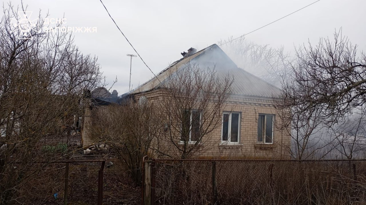 Через ворожі обстріли горіли покрівлі будинку та навчального закладу у Запорізькому районі