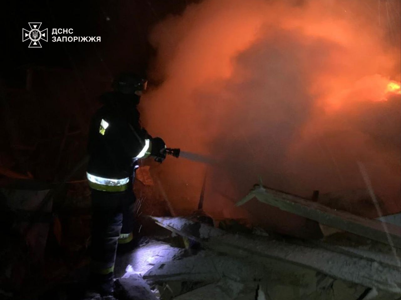 Горели жилые дома и повреждена газовая труба из-за вражеских ударов по Запорожскому району, — ФОТО