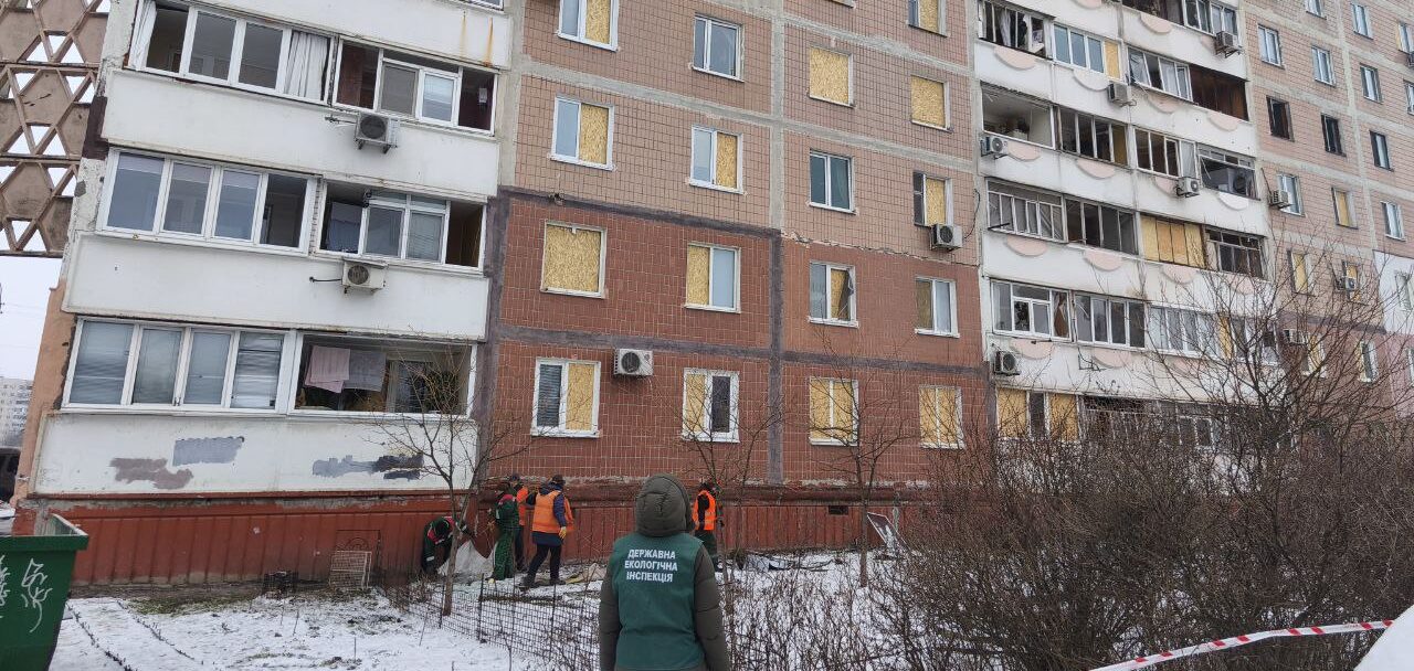 Забруднена земля та воронка: наслідкі російського удару по Космічному району Запоріжжя, — ФОТО