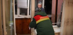 Удар по Запорожью 17 февраля: коммунальщики закрыли окна в двух поврежденных многоэтажках, — ВИДЕО