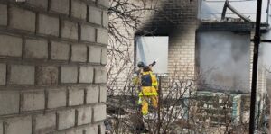Из-за ударов российских войск в поселке Запорожского района полыхал дачный дом