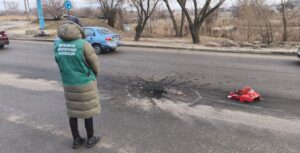 Воронка та засмічення відходами руйнувань: наслідки нічного удару по Космічному району Запоріжжя