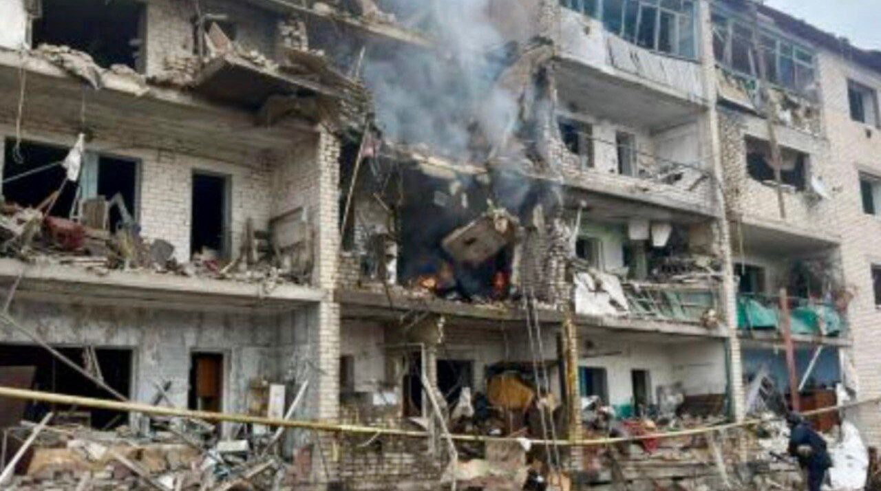 Ворог вдарив авіабомбами по селищу під Запоріжжям: є поранені, виникла пожежа, пошкоджені будинки