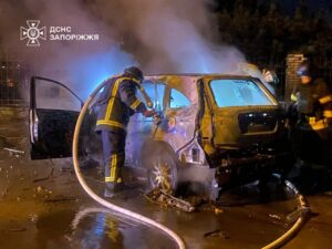 Горели грузовые и легковые авто, склад в результате вражеских ударов по Запорожью и району, — ФОТО