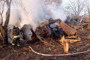 Загорілась газова труба та господарча споруда через російські удари по Запорізькому району, — ФОТО