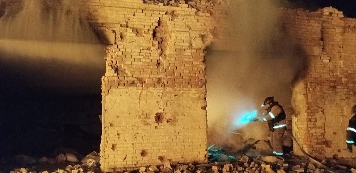 Пошкоджена селищна рада, пожежа в авто та навісі з сіном: рятувальники розповіли про удари РФ по Запорізькій області, — ФОТО