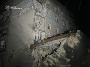 Горіли будинки та квартири внаслідок російських ударів по Запорізькому району