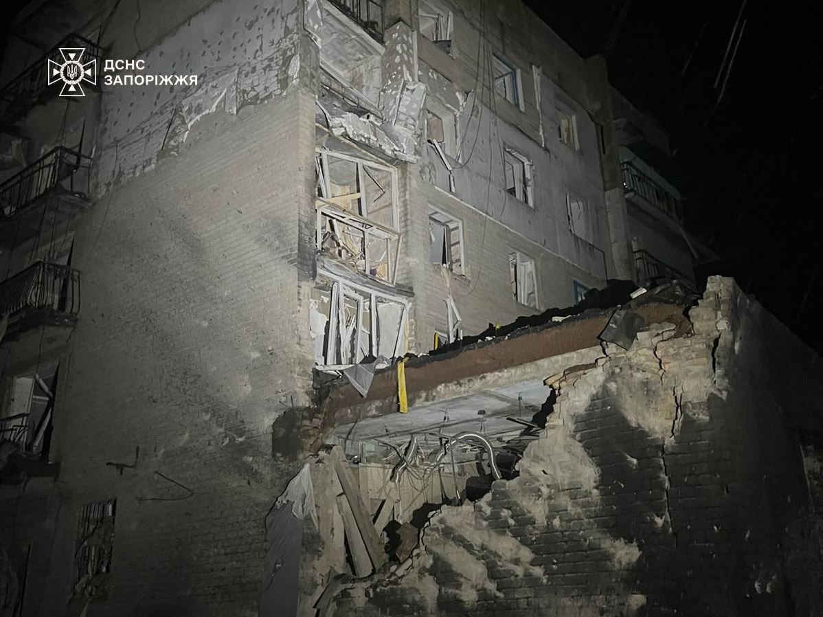 Горіли будинки та квартири внаслідок російських ударів по Запорізькому району